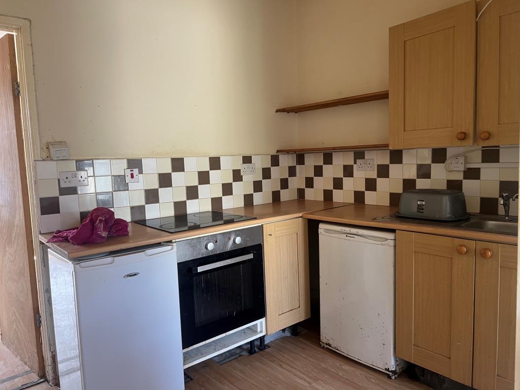 Lot: 150 - TWO FLATS FOR UPDATING WITH PARKING AND GARDEN - First floor flat kitchen